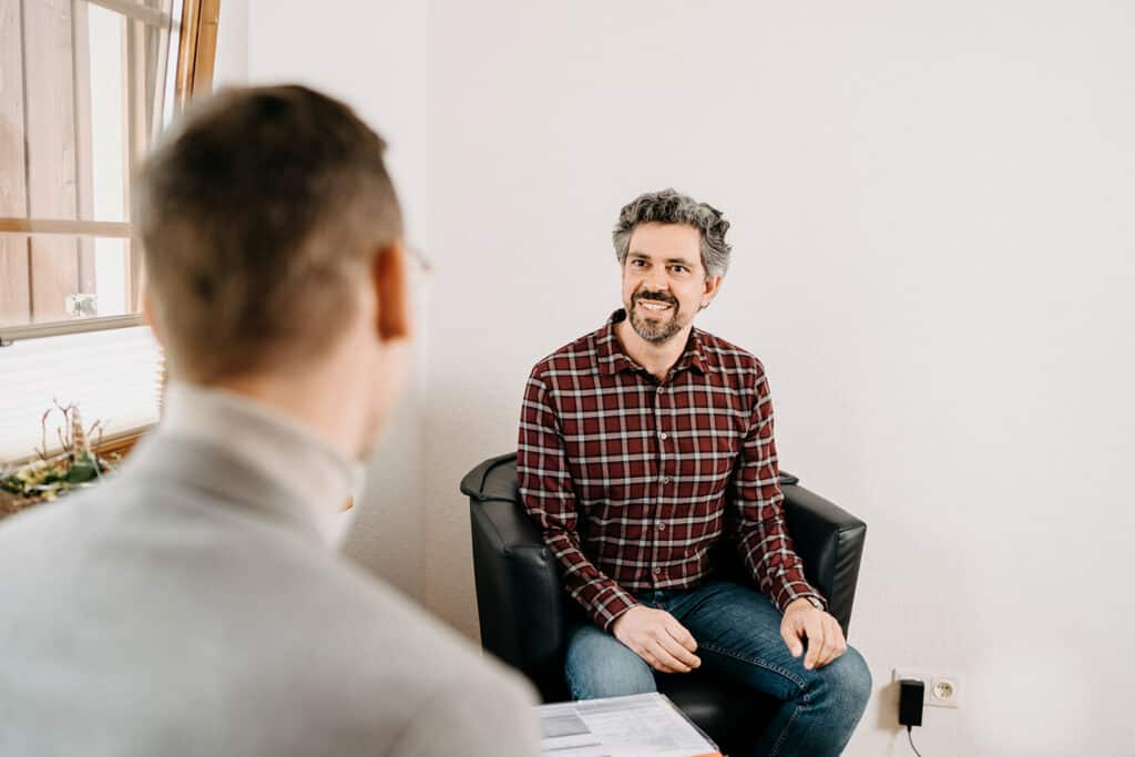 Zwei Personen sitzen sich gegenüber